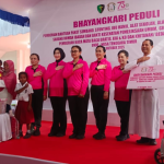 Bhayangkari Salurkan 5 000 Paket Sembako Dan Gelar Bakti Sosial Di Ende