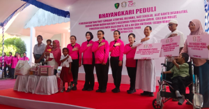 Bhayangkari Salurkan 5 000 Paket Sembako Dan Gelar Bakti Sosial Di Ende