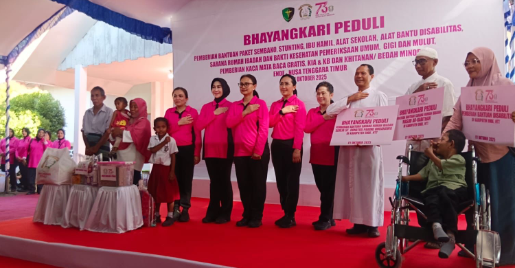 Bhayangkari Salurkan 5 000 Paket Sembako Dan Gelar Bakti Sosial Di Ende