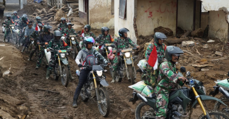 100 Babinsa Tembus Medan Ekstrem Bawa 10 Ton Bantuan Ke Bener Meriah