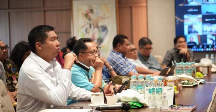 Ara Tetap Ngantor di Libur Natal  Pimpin Rapat Huntap Pascabencana Sumatera