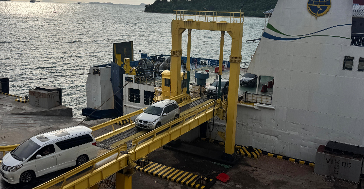 Arus Mobil Dan Bus Melonjak Saat Libur Natal  Pelabuhan Merak Lancar Terkendali