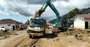 Banjir Sumatera Jalan Dan Sekolah Dibersihkan  Kemenhut Percepat Pemulihan Wilayah Terdampak