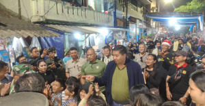 Berbagi Kasih Natal  Menteri PKP Bagikan Beras Untuk Warga Johar Baru