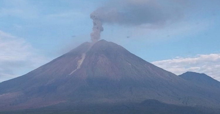 Gunung Semeru Erupsi  Tinggi Letusan 1 200 Meter
