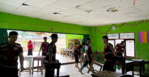 Joss  Brimob Gencarkan Pengobatan Gratis   Bersihkan Sekolah di Palembayan Agam