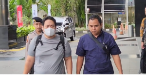 Kajari dan Kasi Intel Kejari HSU yang Terjaring OTT Tiba di Gedung KPK