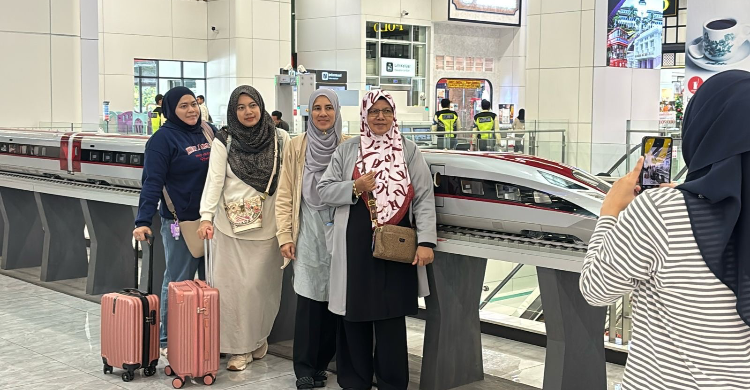 Libur Natal  Ribuan Wisatawan Malaysia Gunakan Whoosh Untuk Berwisata