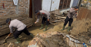 Personel Brimob Sisingkan Lengan Seragam  Bersihkan Lumpur dari Rumah Warga Agam