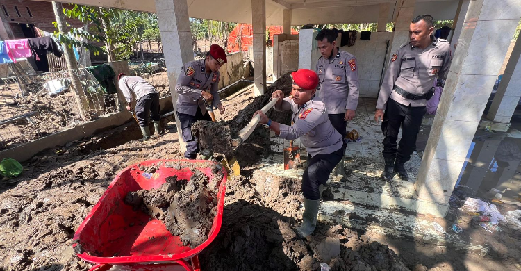 Polres Pidie Jaya Bersihkan Fasilitas Umum Pascabanjir Bandang