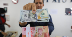 Rupiah Dibuka Melemah Ke Rp 16 768 Per Dolar AS