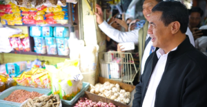 Sidak Pasar Jelang Nataru  Amran Pastikan Harga Pangan Stabil