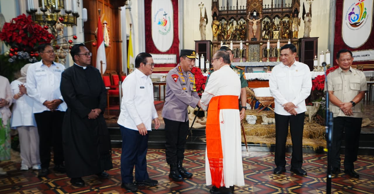 Tinjau 2 Gereja  Kapolri Pastikan Pengamanan Dan Pelayanan Misa Malam Natal