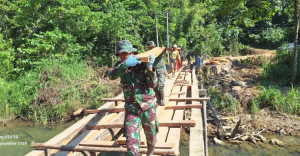 TNI Bangun Jembatan Gantung di Kolaka Timur untuk Bantu Siswa Akses Sekolah
