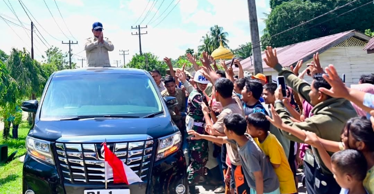 Warga Tapsel Berlarian Sambut Prabowo yang Tahun Baruan di Lokasi Bencana