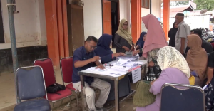 Akses Terputus  Kantor Pos Jemput Bola Salurkan BLTS Kesra Di Aceh Timur