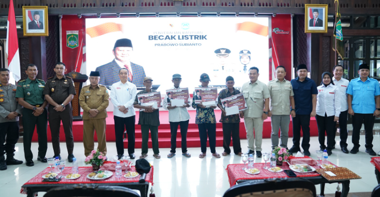 Bahagianya Tukang Becak di Malang Terima Becak Listrik dari Presiden Prabowo