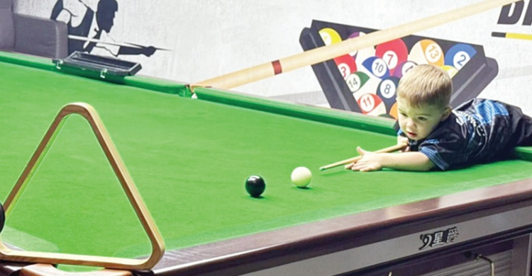Bayi 2 Tahun Jago Main Billiar Snuker