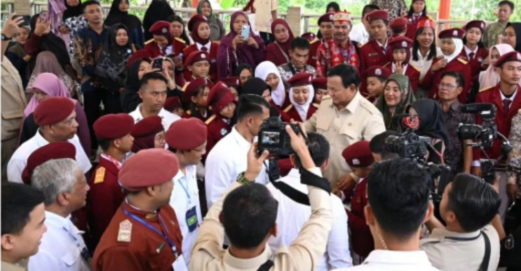 Beri Surat ke Prabowo  Siswi Sekolah Rakyat  Terima Kasih Kami Bisa Sekolah