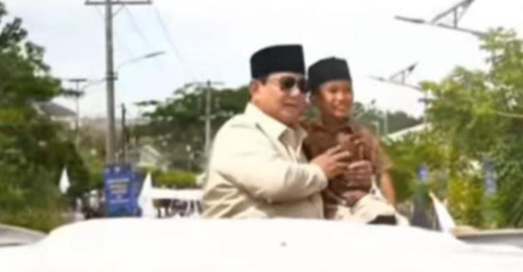 Bocah Berpeci Hitam Naik di Atas Maung  Momen Kedekatan Prabowo dengan Anak anak