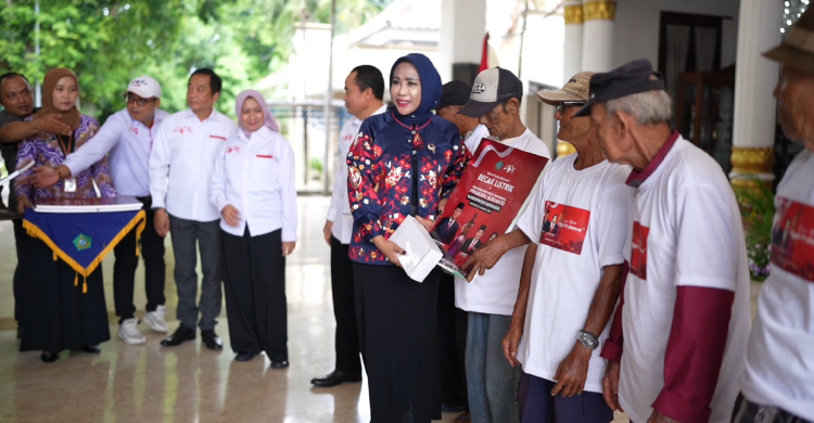 Dapat Becak Listrik  Penarik Becak Sidoarjo Ramai ramai Doakan Prabowo