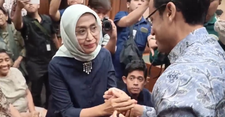 Datang ke Sidang Chromebook  Eks Dirut ASDP Ira Puspadewi Salami Nadiem