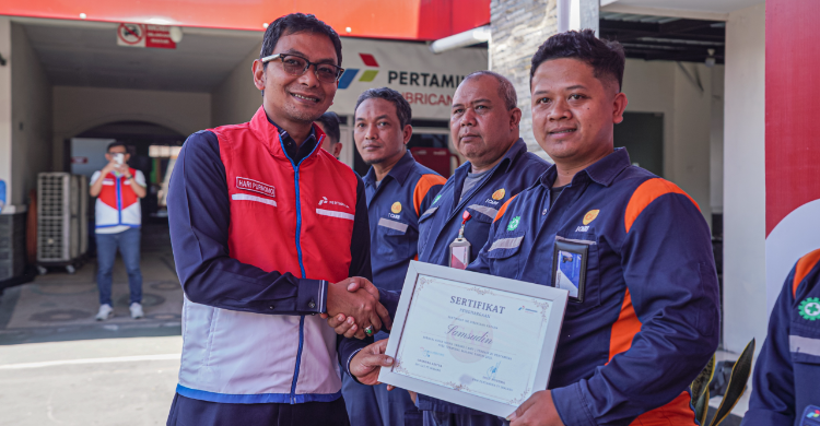 Di Momen Natal dan Tahun Baru Pertamina Patra Niaga Apresiasi Dedikasi Awak Mobil Tangki Fuel Terminal Malang