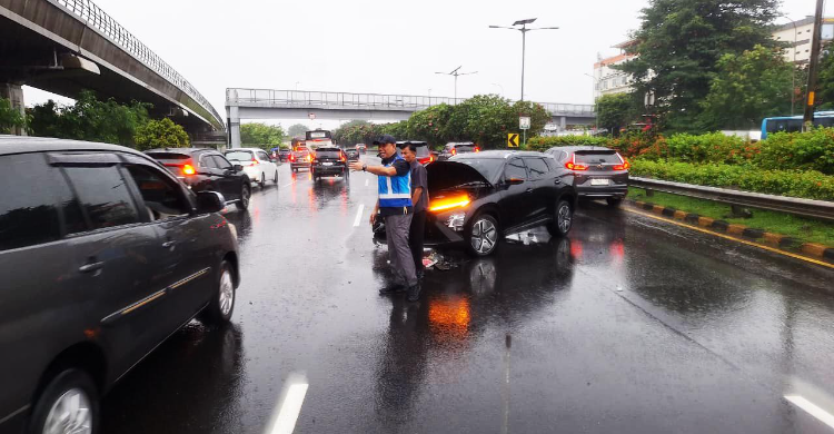 Dirut Jasa Marga Turun Langsung Bantu Korban Kecelakaan Di Tol Dalam Kota