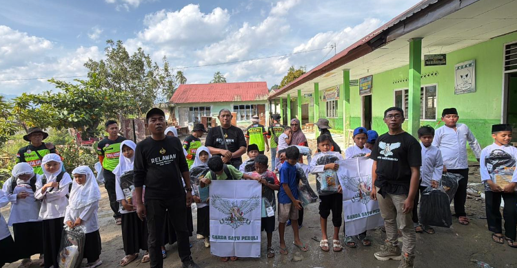 Garda Satu Peduli Salurkan Paket Alat Sekolah Di Pelosok Agam