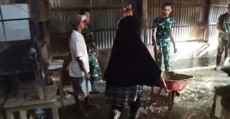 Ibu ibu dan TNI Kompak Bersihkan Rumah Terdampak Bencana di Aceh