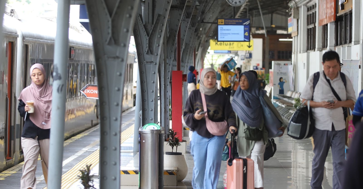 Jalur Kereta di Pekalongan Terendam Banjir  KAI Rekayasa Pola Operasi