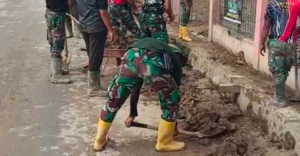 Lumpur di Aceh Tamiang Terus Dibersihkan  dari Jalan Raya hingga Puskesmas