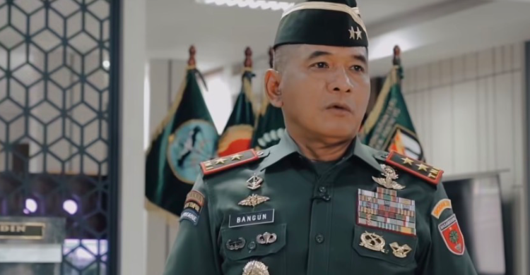 Medan Ekstrem  Tim Vertical Rescue Pakai Teknik Rappelling Evakuasi Korban ATR