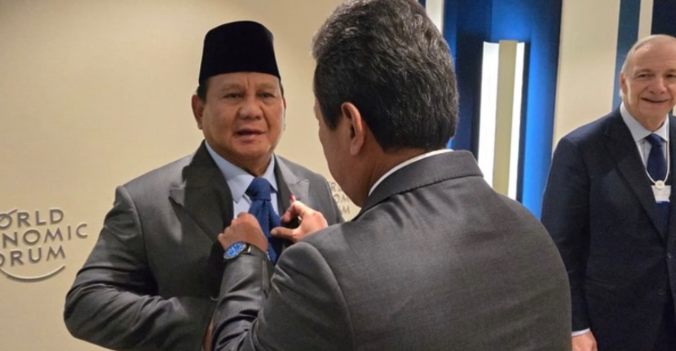 Menteri KKP Rapikan Dasi Presiden Prabowo Jelang Pidato Di WEF 2026 Davos