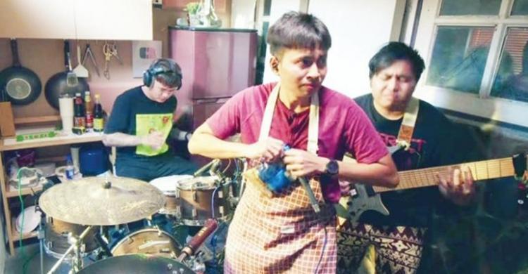 Menyanyi Diiringi Band Sambil Masak Di Dapur