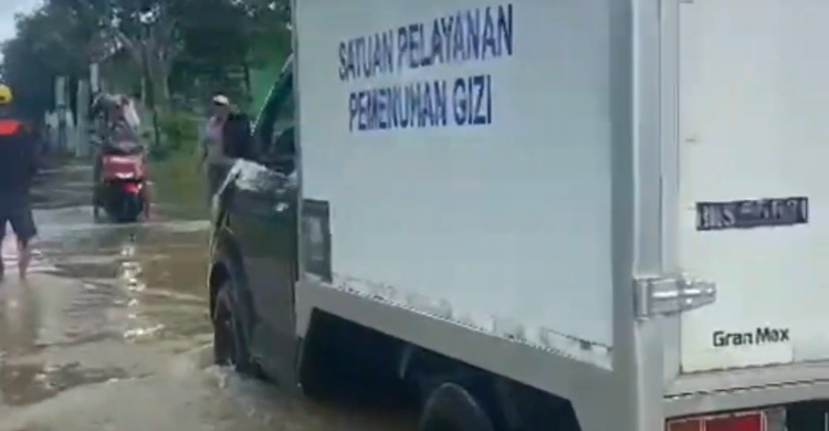Momen Mobil SPPG Terobos Banjir Kirim Bantuan Makanan Bergizi di Banjar