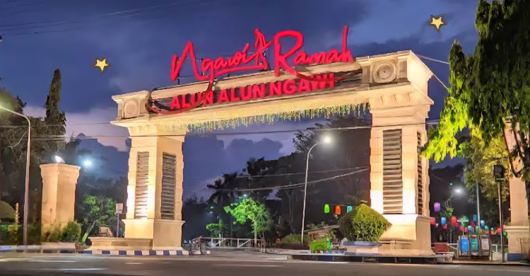 Pemkab Ngawi Benahi Alun Alun  Warga Segera Nikmati Trotoar Aman