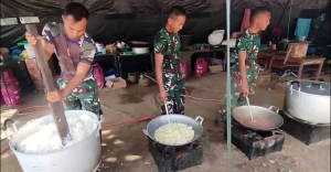 Peran Serba Bisa TNI di Lokasi Bencana  Masak  Cat Masjid  hingga Jadi Suster