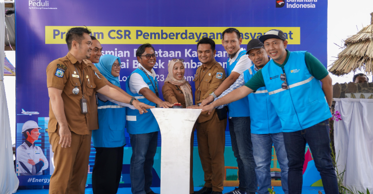 PLN EPI Tata Kios UMKM Pantai Viral Bagek Kembar  Dorong Ekonomi Pesisir