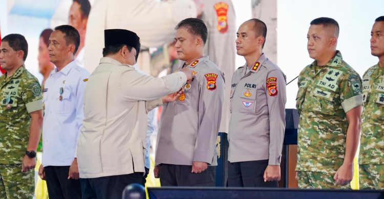Prabowo Anugerahkan Tanda Kehormatan Kepada Polri Di Panen Raya Nasional