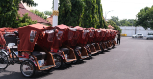 Prabowo Bagikan Becak Listrik  Penarik Lansia Tuban Happy