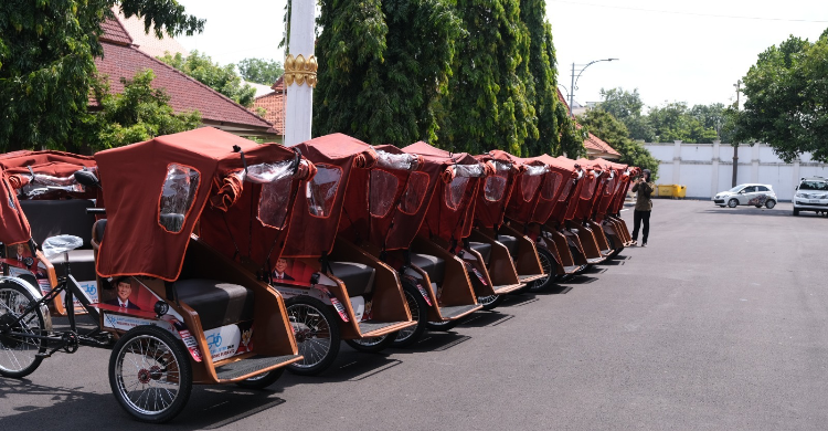 Prabowo Bagikan Becak Listrik  Penarik Lansia Tuban Happy