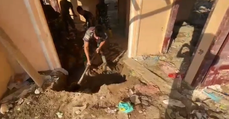 Sekop dan Cangkul Jadi Andalan Prajurit TNI Bersihkan Rumah Warga di Sumut