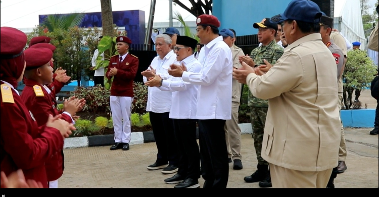 Siswi Sekolah Rakyat Banjarbaru Terharu Dinyanyikan Ulang Tahun Oleh Prabowo