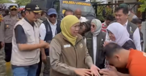 Tinjau Banjir Lamongan  Khofifah Usulkan Normalisasi Bengawan Jero