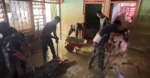 TNI Gencar Bersihkan Rumah Lansia Pascabanjir di Aceh Tamiang dan Pidie Jaya