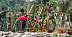 TNI Kebut Pembangunan Jembatan di Sumbar  Akses Warga Cepat Pulih