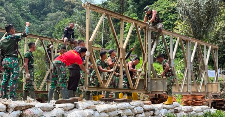 TNI Kebut Pembangunan Jembatan di Sumbar  Akses Warga Cepat Pulih