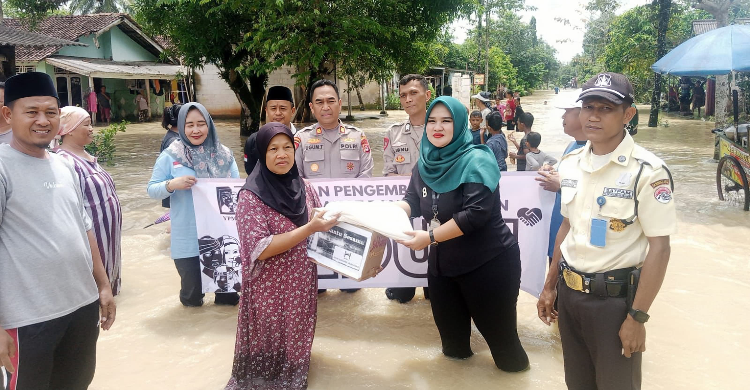 Yayasan Banten Selatan Dan Jababeka Bantu Korban Banjir Pandeglang