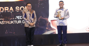 Andra Soni Terima Anugerah sebagai Gubernur Peduli Infrastruktur Desa